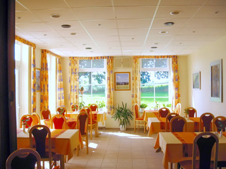 Gaststätte mit Kamin im Landhotel Am Peetscher See Gaststätte mit Kamin im Landhotel Am Peetscher See