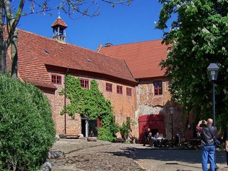 Burg Penzlin mit Hexenkeller Burg Penzlin mit Hexenkeller
