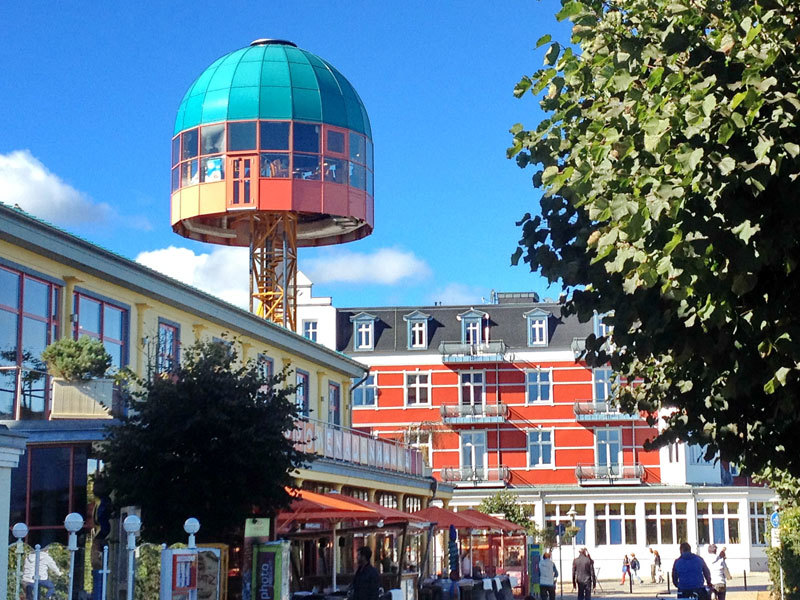 Promenadenhalle mit Ostsee-Lift-Café Promenadenhalle mit Ostsee-Lift-Café