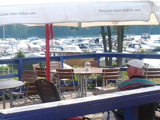 Restaurant mit Sonnenterrasse im Yachthafen Priepert