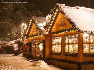 Neubrandenburger Weihnachtsmarkt "Weberglockenmarkt" | © NikonSteff - stock.adobe.com Neubrandenburger Weihnachtsmarkt "Weberglockenmarkt"