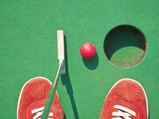 Minigolf auf der Insel Sylt | © Mikko Lemola - stock.adobe.com Minigolf auf der Insel Sylt