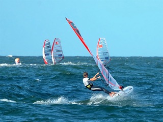 Windsurfen und Kiten vor Lubmin | © Sandy Maya Matzen - stock.adobe.com Windsurfen und Kiten vor Lubmin