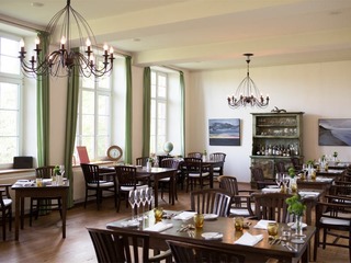 Restaurant Klassenzimmer - Alte Schule Fürstenhagen | © Joerg Lehmann | Das bodenständige Restaurant Klassenzimmer vereint gehobene Kochkunst mit einem jeweils passenden Naturwein-und Getränkeangebot. Restaurant Klassenzimmer - Alte Schule Fürstenhagen